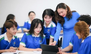 Van Hien University offers transcript-based admissions, awards numerous scholarships