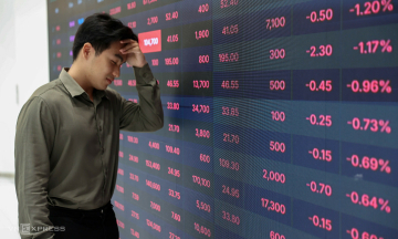 Stock market drops nearly 32 points