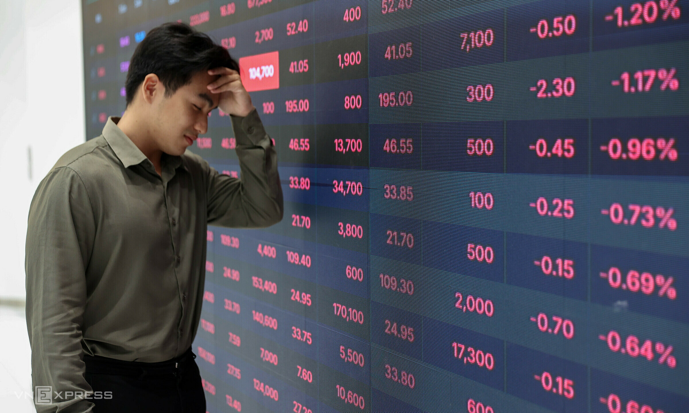 Stock market drops nearly 32 points