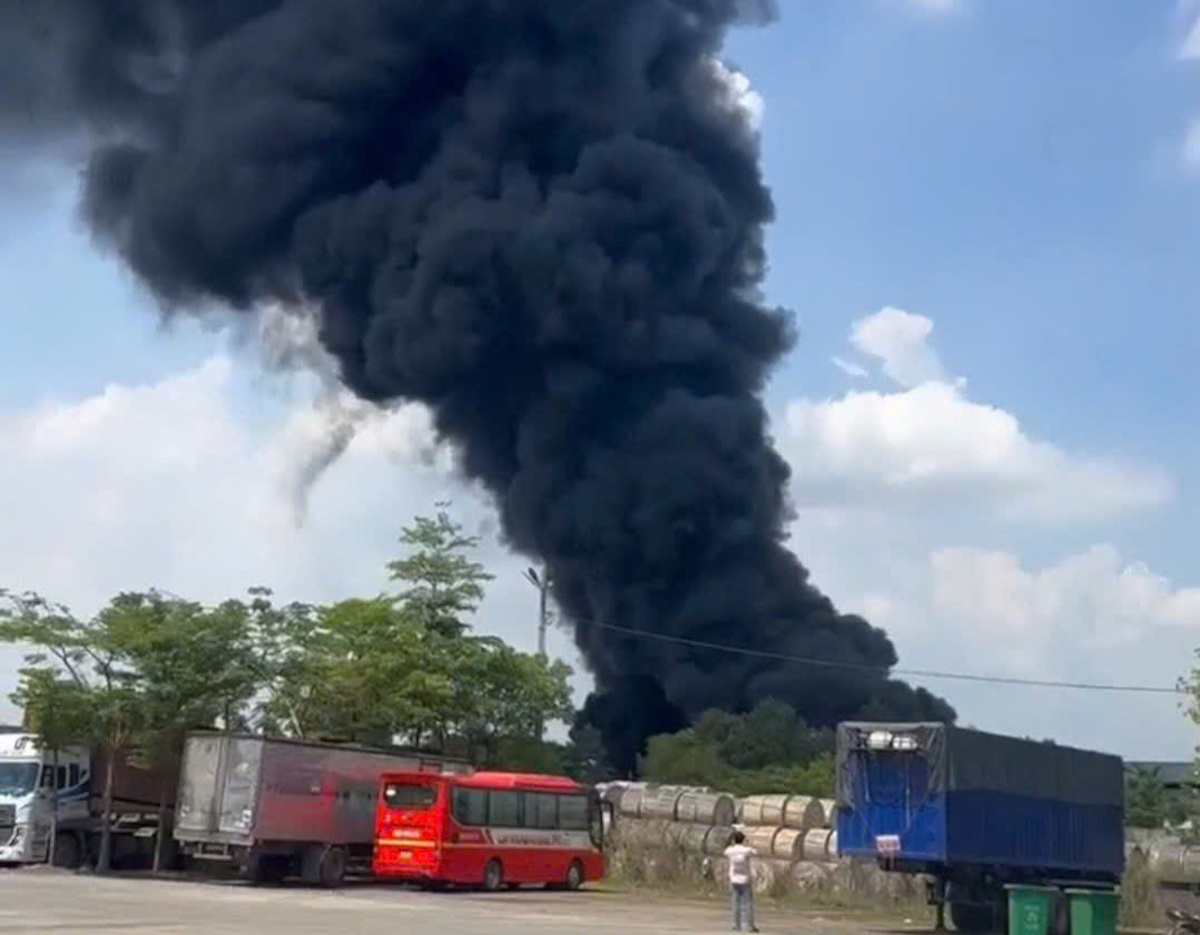 Major fire at foam company in Dong Nai