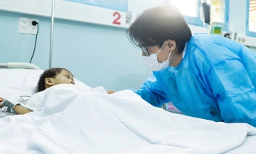Ha Anh Tuan supports liver transplant costs for two-year-old girl