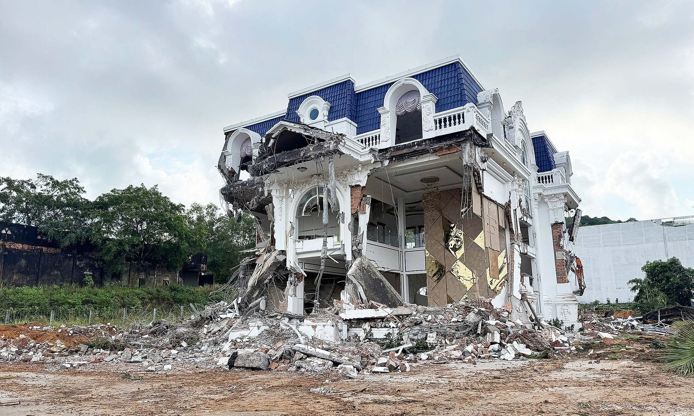 Villa occupying national defense land in Phu Quoc demolished