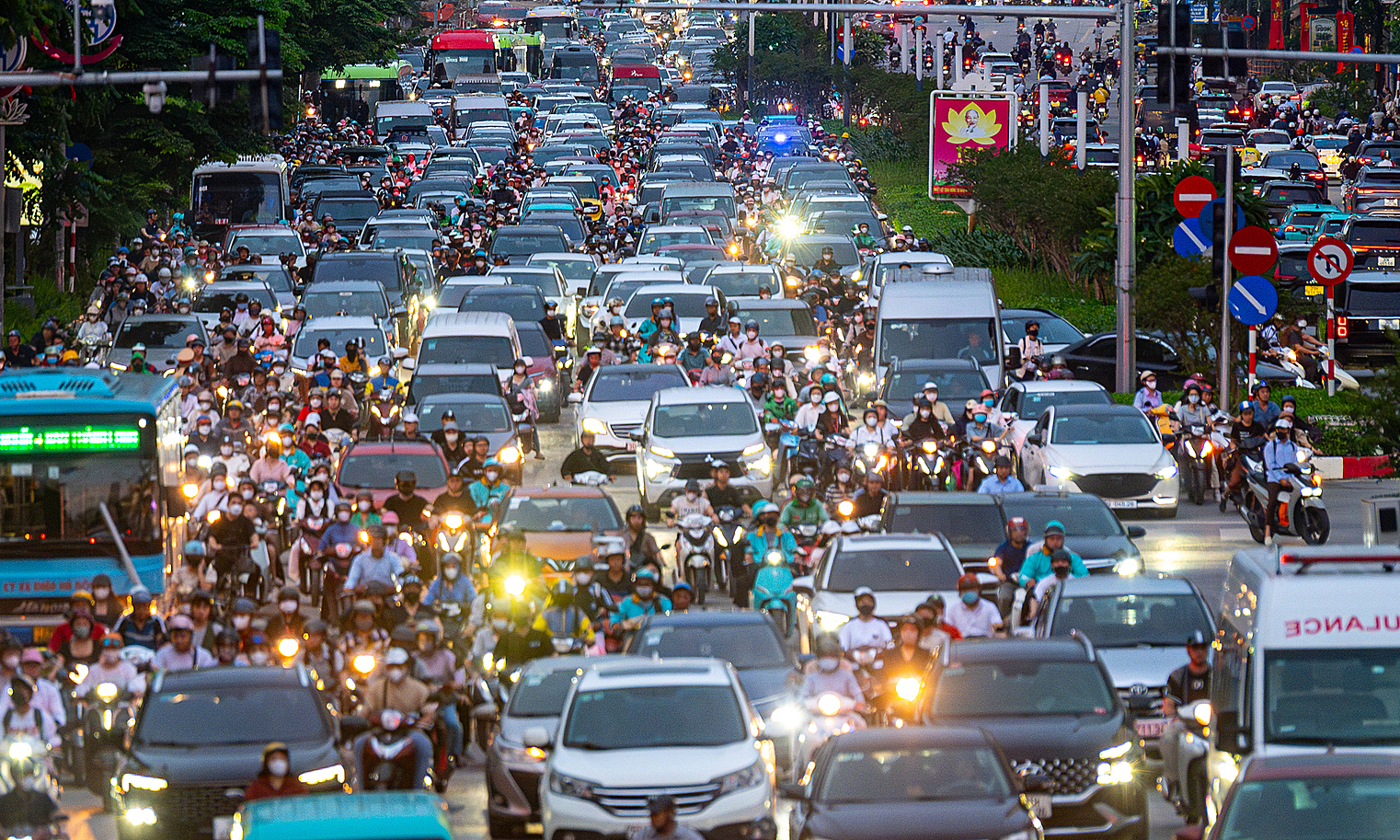 Current status of Hanoi roads proposed for reversible lane operation