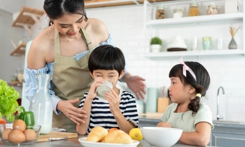 3 dining table habits that harm a child's future