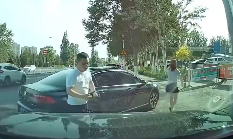 Using photos of other car license plates to evade parking fees