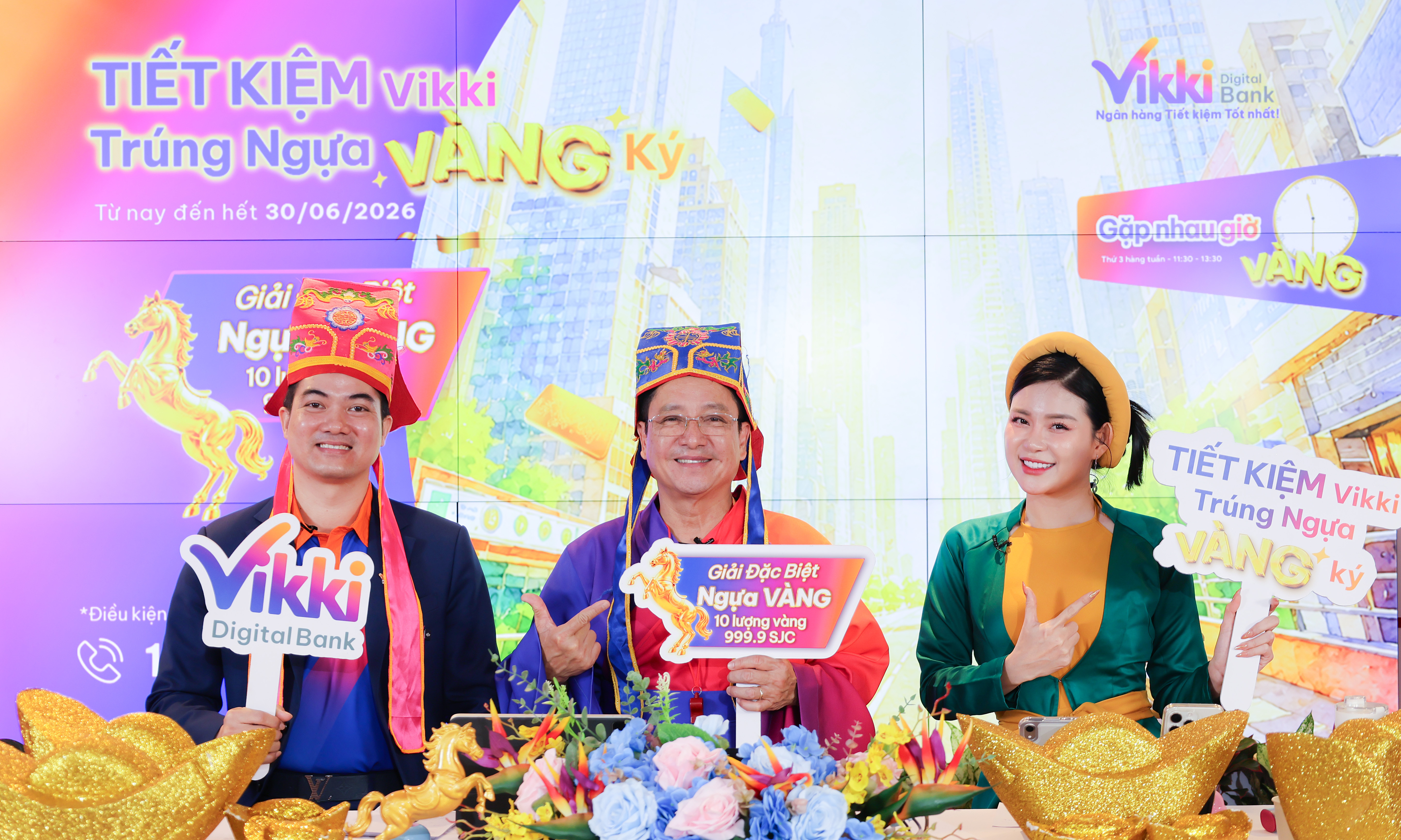 Vikki awards 10 luong of gold to savings customers