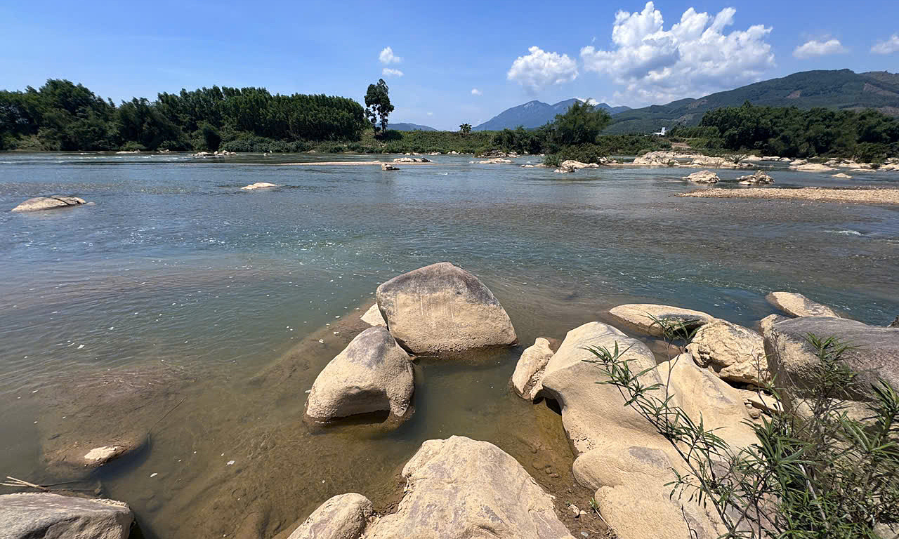 Three students die while swimming in Tra Khuc river