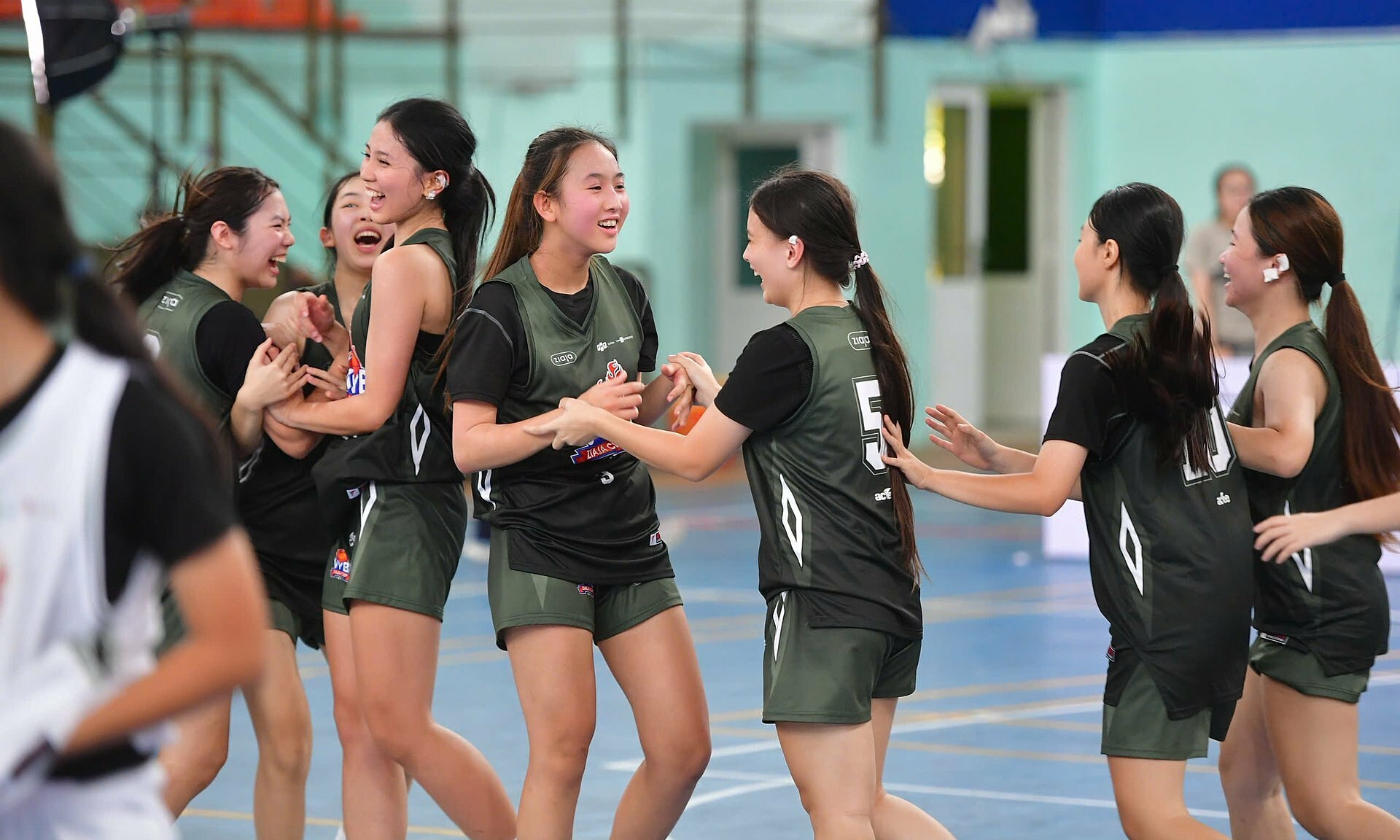 Vinschool Central Park girls stage comeback victory against Phan Dinh Phung to claim basketball super cup