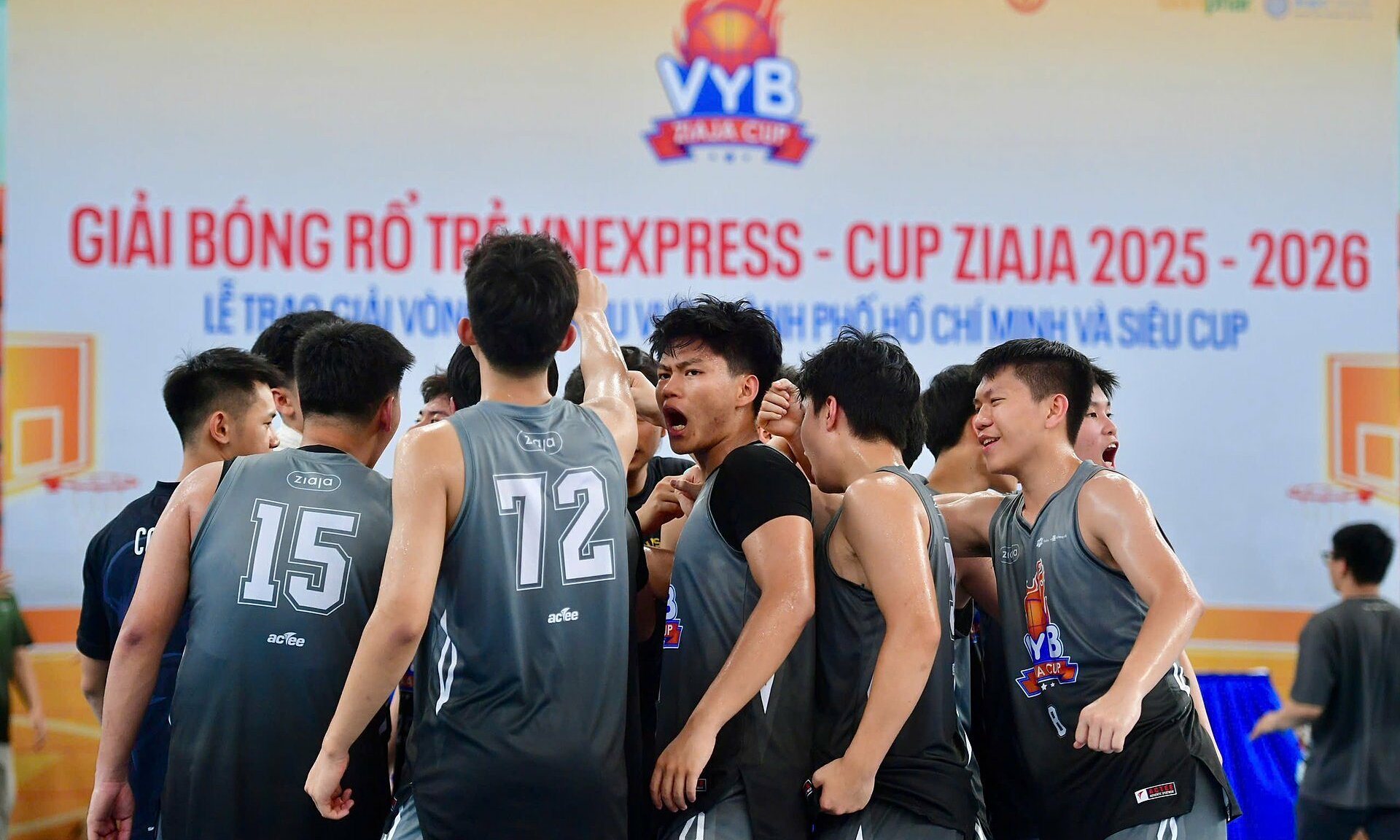 Vinschool Central Park men's team defeats The Harmony in basketball super cup