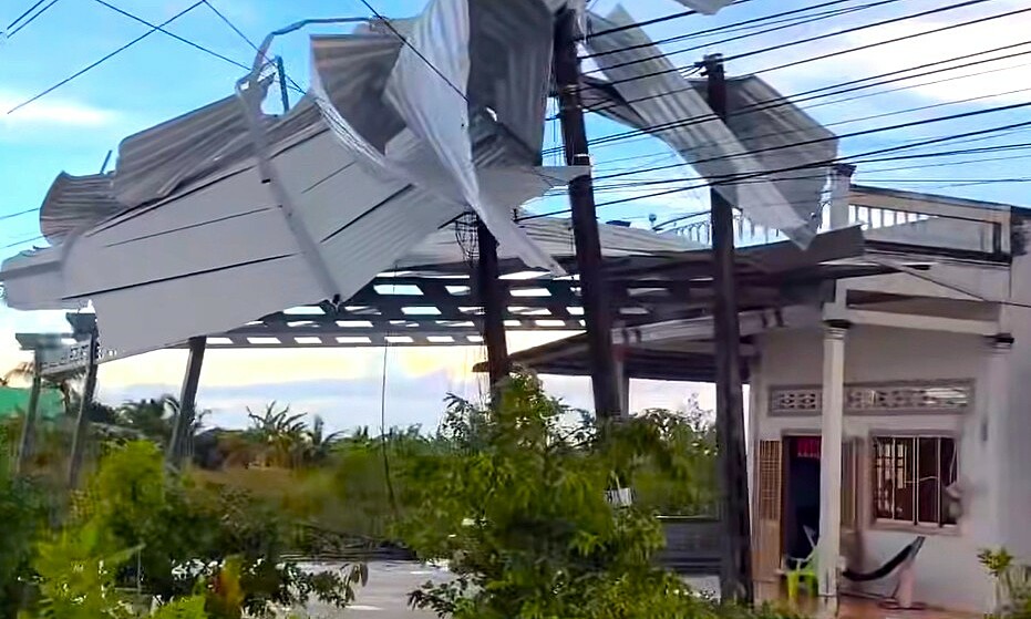 Storm and whirlwind damage over 90 homes in Ca Mau