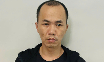 Pretending to exchange money, man snatches handbag from elderly lottery vendor