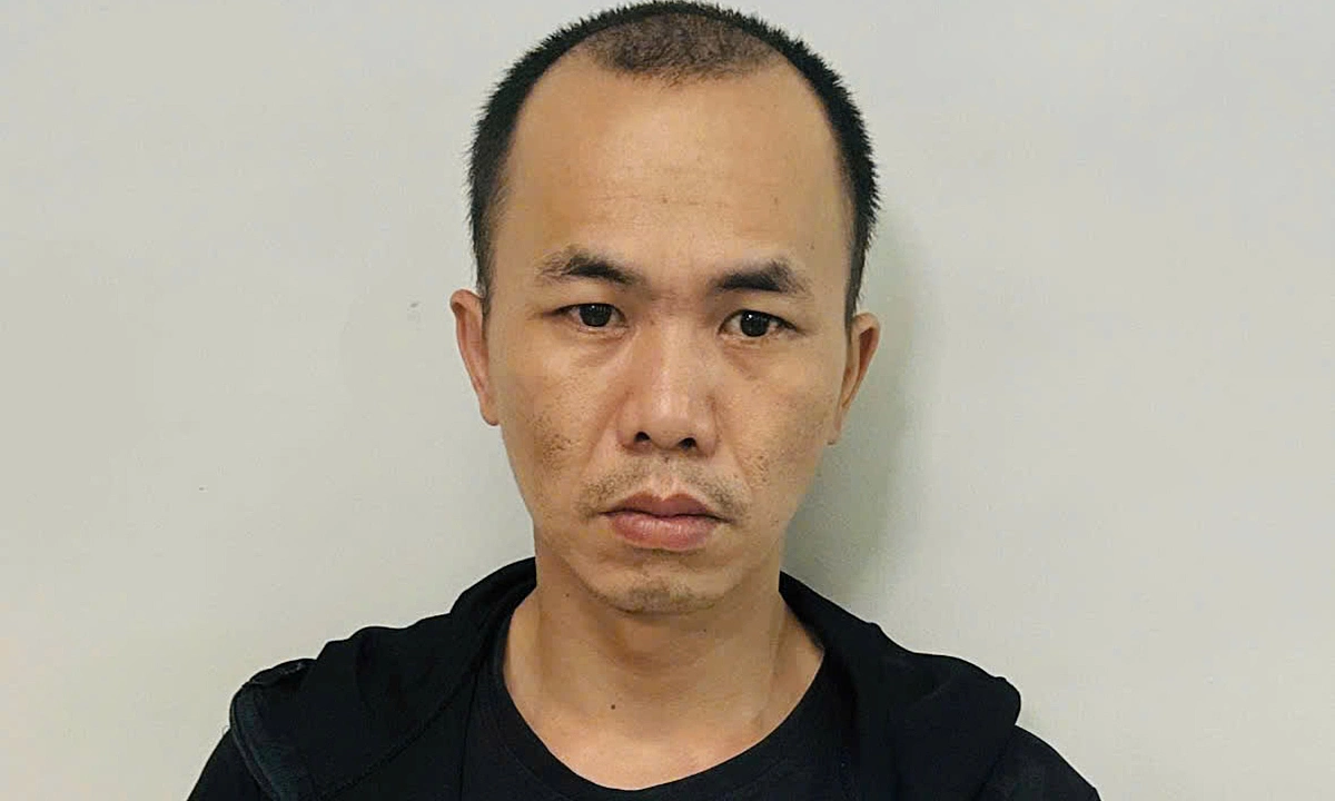 Pretending to exchange money, man snatches handbag from elderly lottery vendor