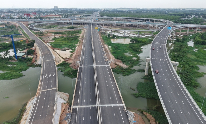 The appearance of a super interchange connecting two expressways to Long Thanh airport