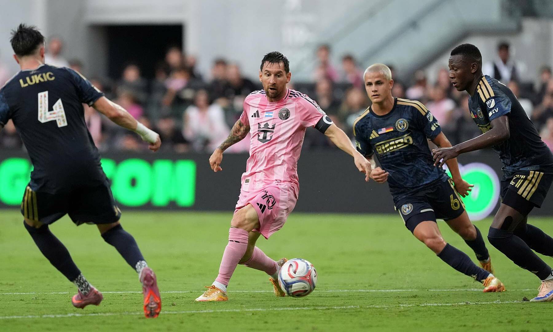 Messi scoreless in 10-goal thriller