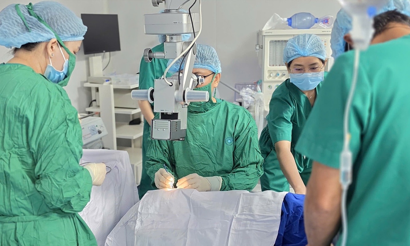 10-year-old boy undergoes cataract surgery due to retinopathy of prematurity
