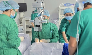 10-year-old boy undergoes cataract surgery due to retinopathy of prematurity