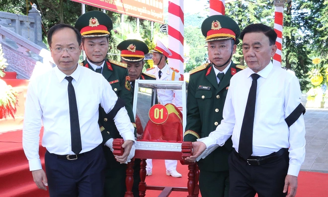 Permanent member of the Secretariat Tran Cam Tu attends reburial ceremony for 9 martyrs who died in Laos