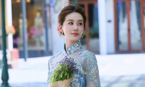 Luu Thi Thi praised for her gentle demeanor in Hanoi's sun