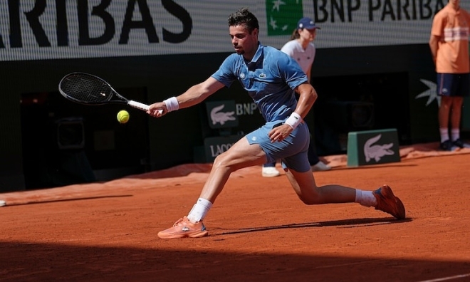 Player leaves court mid-match due to 'stomach emergency' at Roland Garros