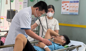 Bach Mai doctor instructs correct first aid for heatstroke and heat shock
