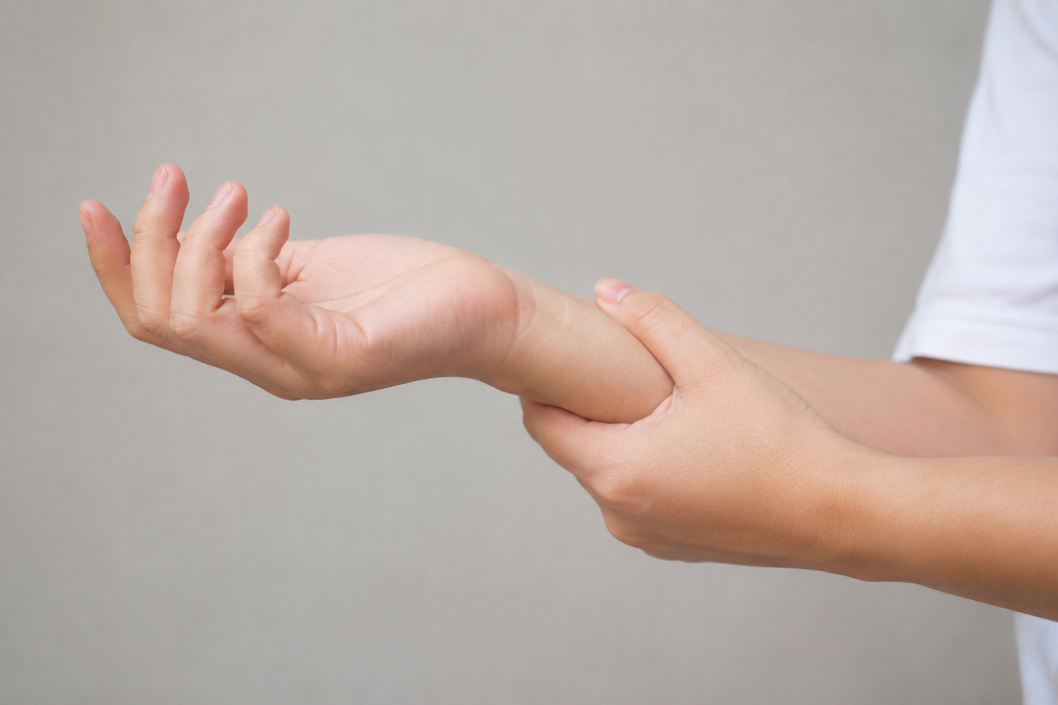 Symptoms in hands, feet, and teeth warn of osteoporosis
