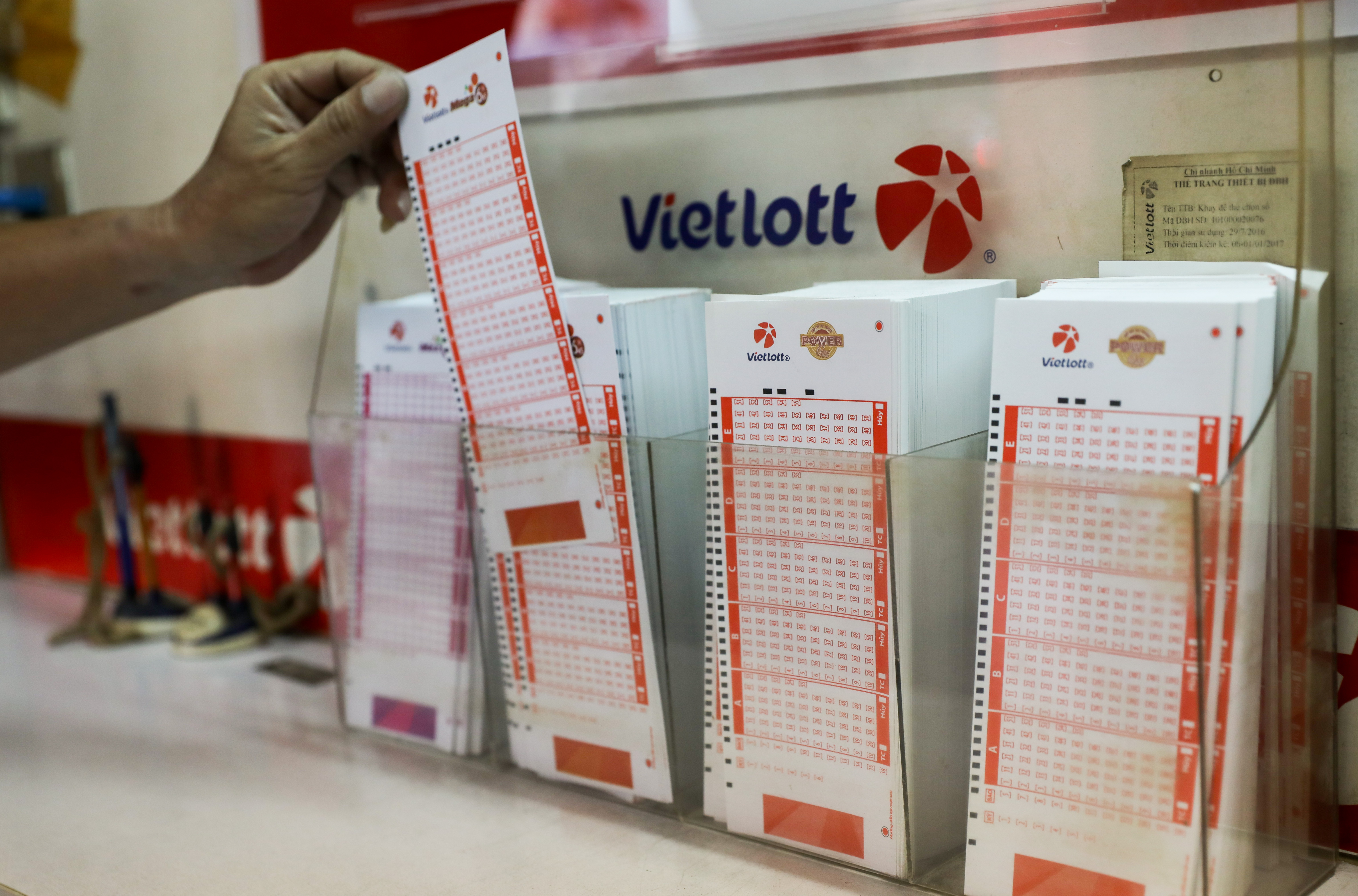 Three customers win jackpot, top prize over 83 billion dong