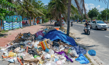 Waste overflows Da Nang streets