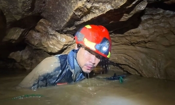 Divers attempt to rescue 7 people trapped for a week in flooded cave