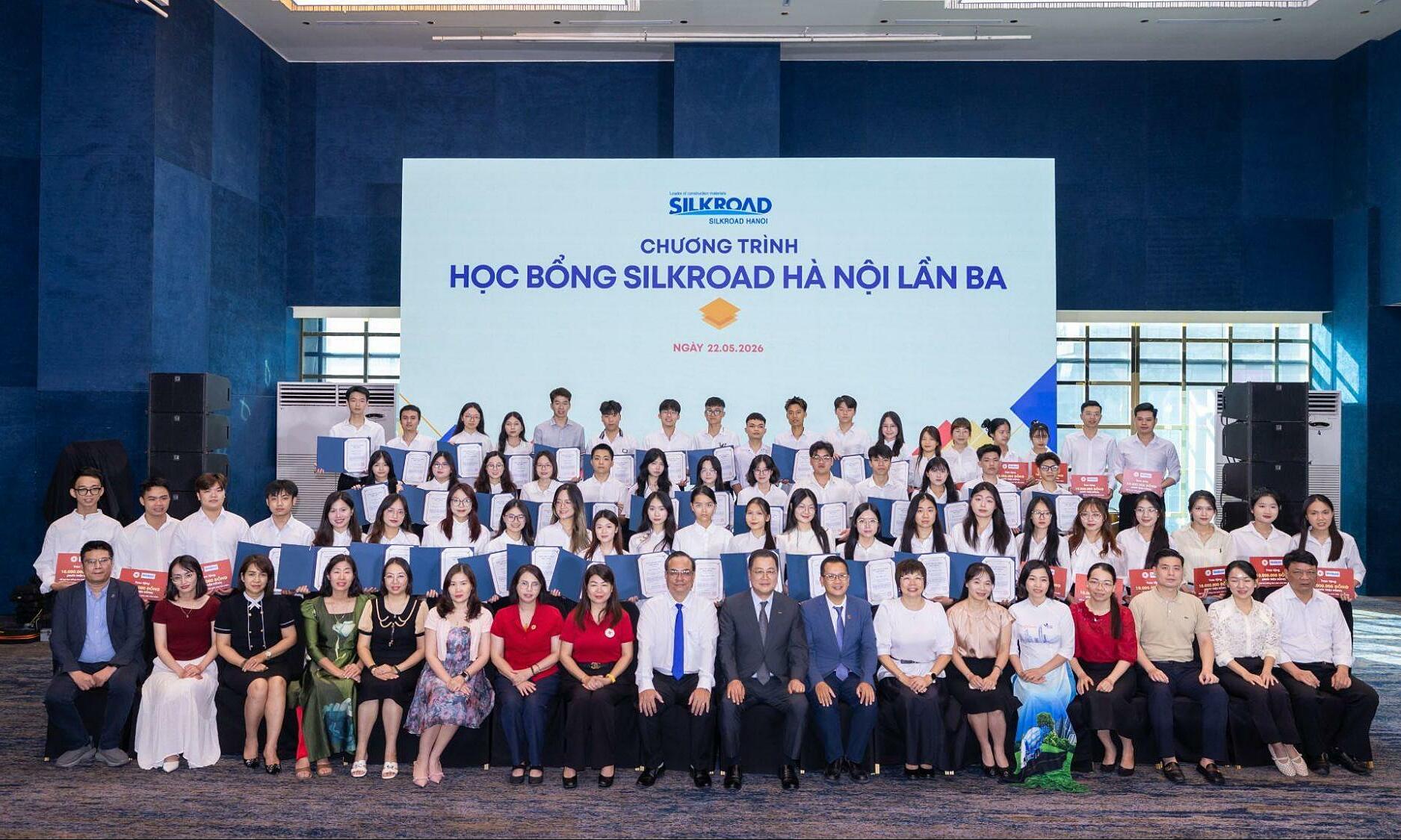 Silkroad Hanoi awards 1.3 billion VND in scholarships to nearly 80 Vietnamese students