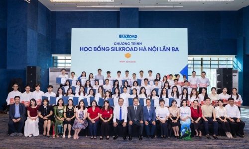 Silkroad Hanoi awards 1.3 billion VND in scholarships to nearly 80 Vietnamese students