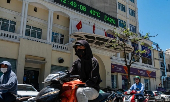 Hanoi residents start work early to escape heatwave