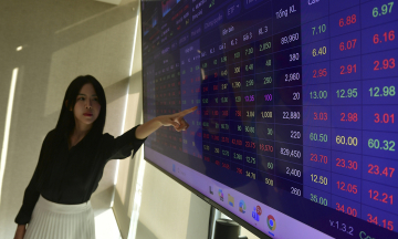 Investors pour money into banking stocks