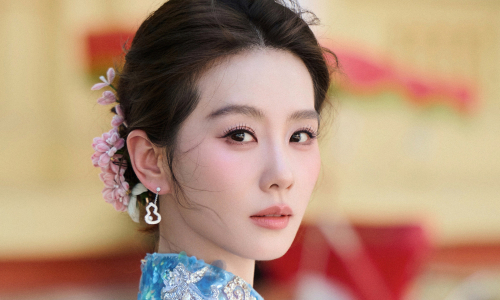 The 'red cheeks from intense sun' trend heats up after Luu Thi Thi's photos in Ha Noi