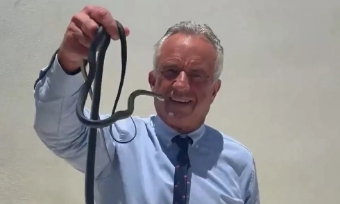 US health secretary catches snakes bare-handed