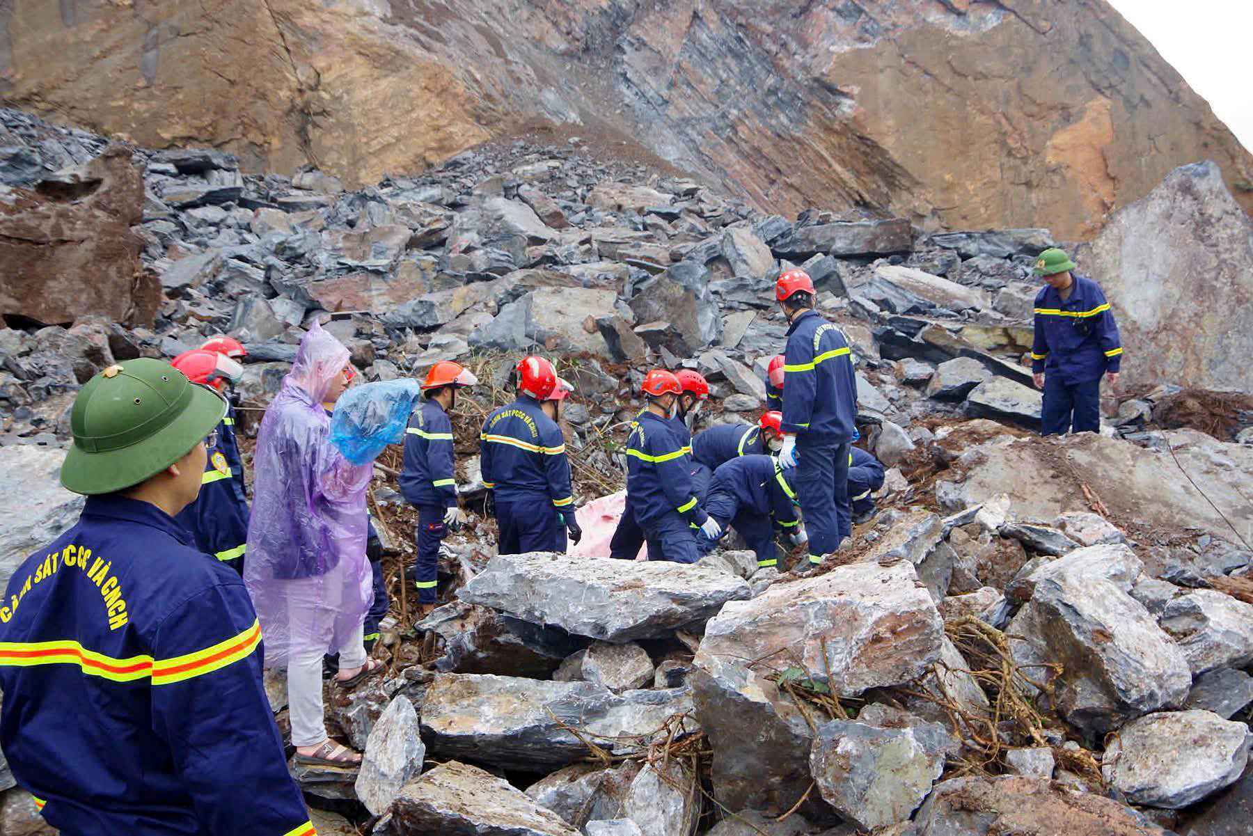"Ham ech" mining method causes quarry collapse, burying three workers