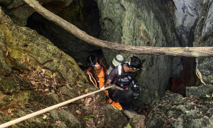 5 people trapped in Laos cave rescued