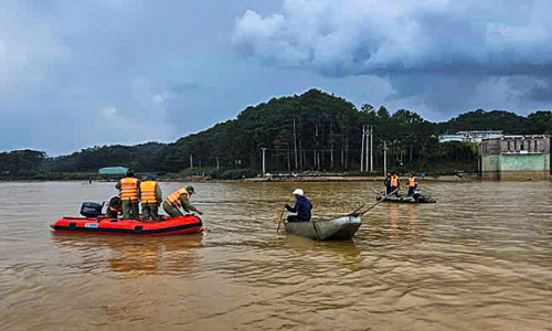 Body of girl swept away by flood found in Da Lat