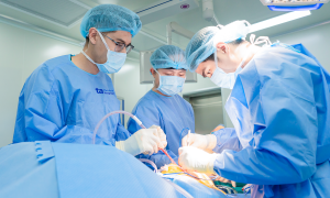 Back tendon utilized for reconstruction of torn shoulder tendon