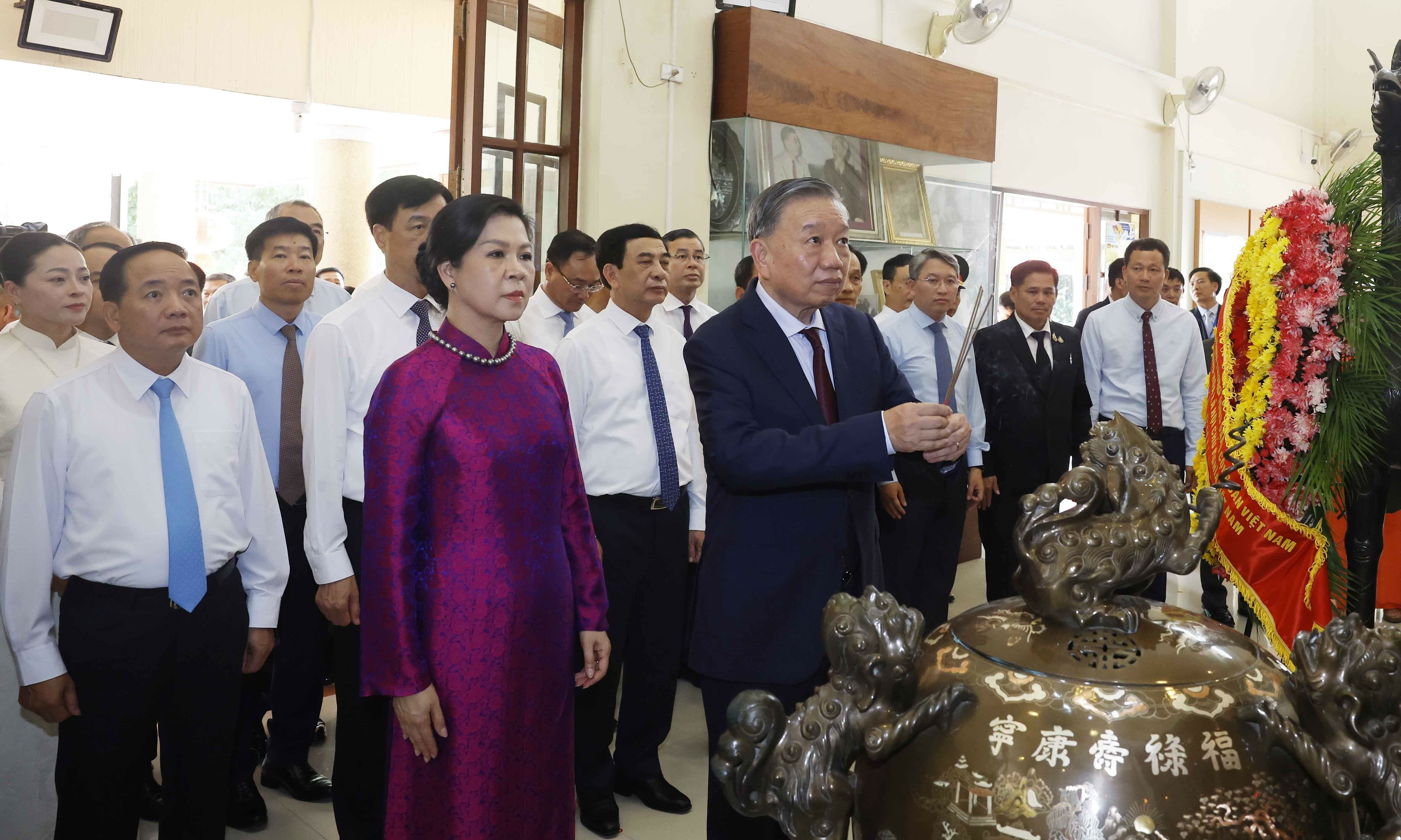General Secretary and President offers incense in remembrance of President Ho Chi Minh in Thailand