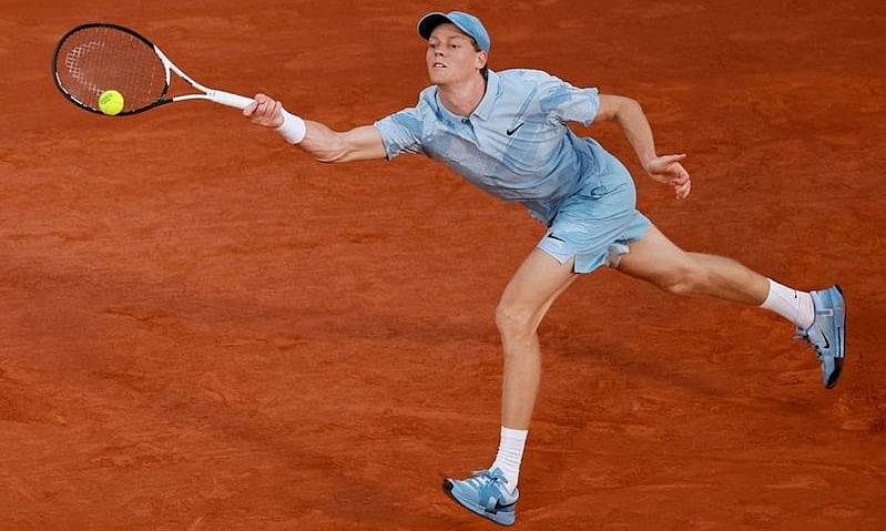Sinner wins easily in Roland Garros first round