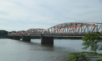 Truong Tien bridge to be repainted original silver color from Nguyen dynasty