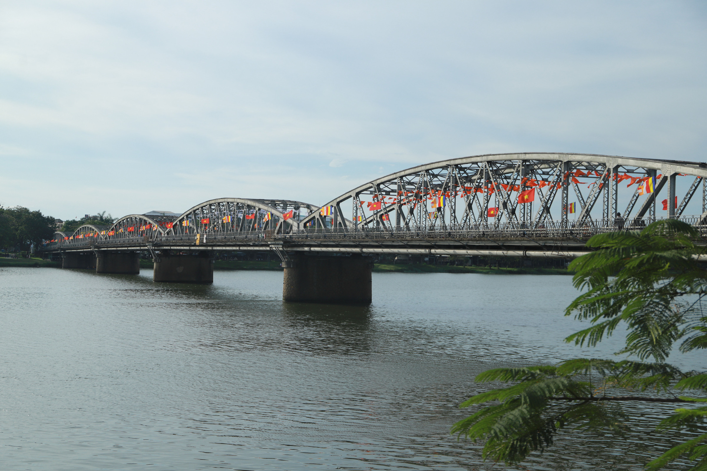 Truong Tien bridge to be repainted original silver color from Nguyen dynasty