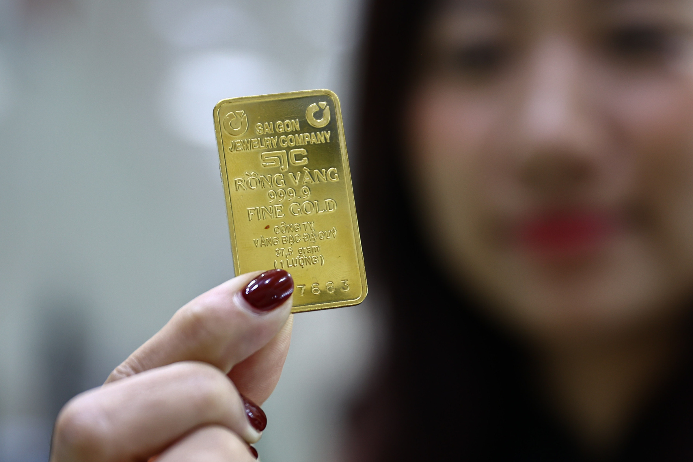 Gold bar prices fall to 159 million VND per tael