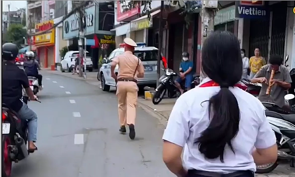 Police use sirens to rush female student to 10th-grade exam site