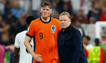 Dutch coach uses FaceTime to inform players of World Cup exclusion