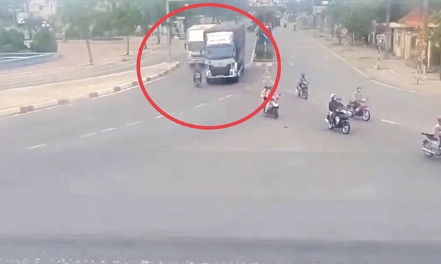 Motorcycle dragged under truck as traffic light turns green