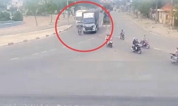 Motorcycle dragged under truck as traffic light turns green