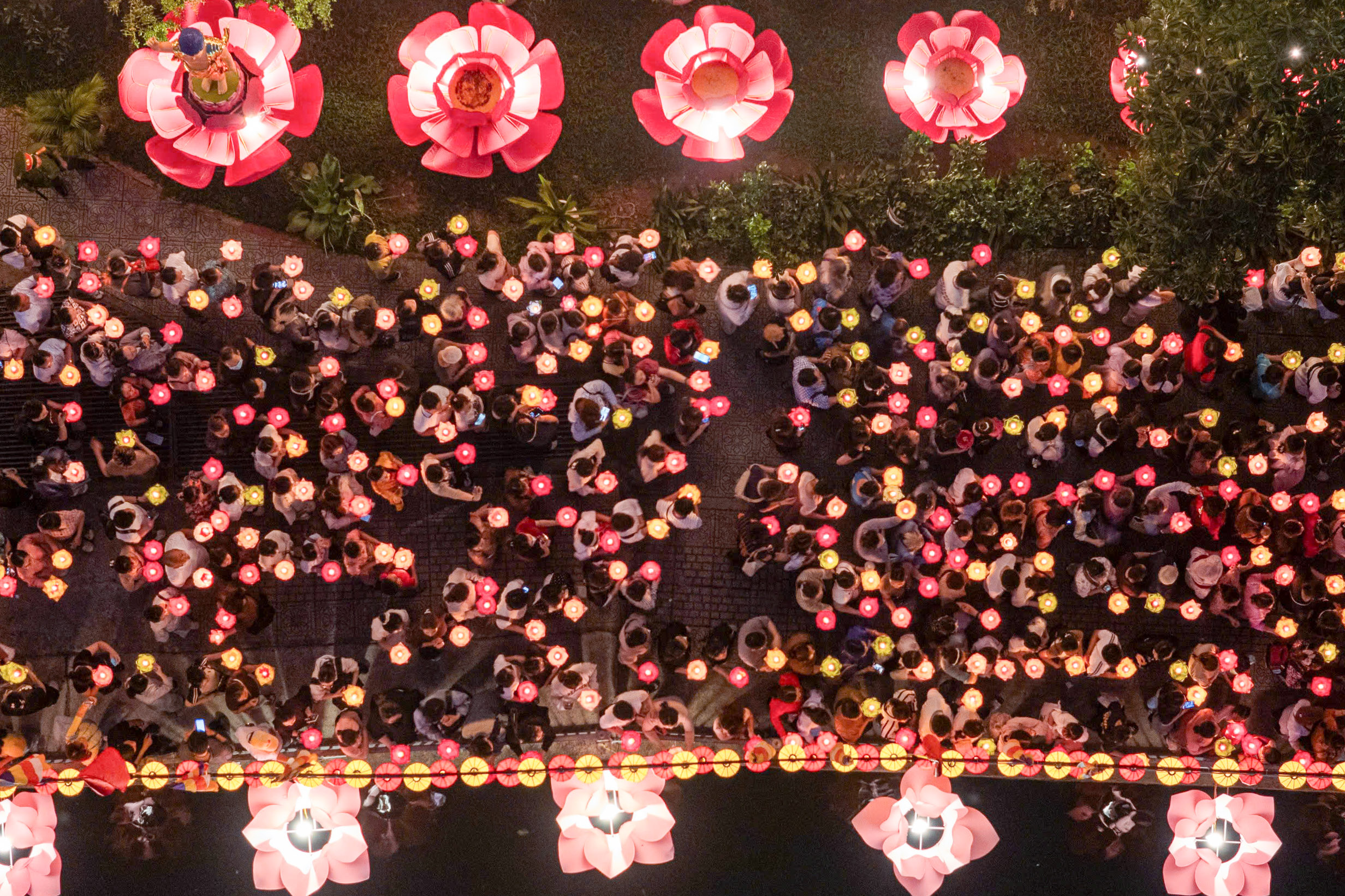 Sea of floating lanterns illuminates Nhieu Loc canal for Vesak