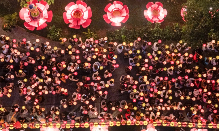 Sea of floating lanterns illuminates Nhieu Loc canal for Vesak