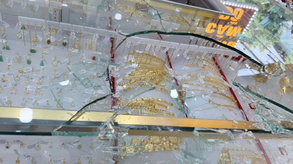 Masked men with hammers rob gold store